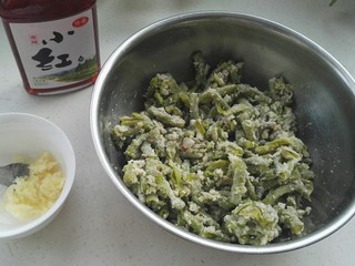 14、传统美食：蒸豆角,用筷子扒散晾晾，散散热气。