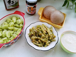 20、传统美食：蒸豆角,蒸豆角搭配蒜泥凉拌黄瓜、鸡蛋稀饭、紫薯馒头、仲景香菇酱就是一顿美味的早餐！