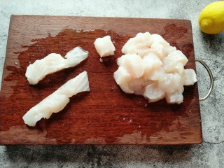 2、番茄巴沙鱼,巴沙鱼室温解冻，洗净，先顺着鱼的纹路切成长条，改刀切成小块，块不要太大，2-3厘米即可。