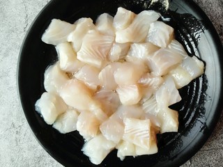 5、番茄巴沙鱼,放入胡椒粉、料酒、盐搅拌均匀。