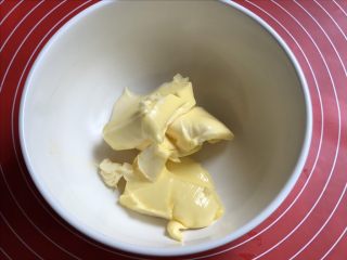 1、果酱饼干,黄油一定要软化到位，我的基本是膏状。