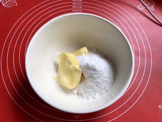2、果酱饼干,加入糖粉。
