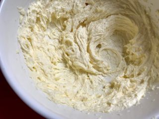 3、果酱饼干,打发成羽毛状。