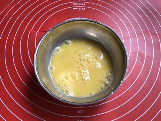 6、果酱饼干,鸡蛋打散备用。
