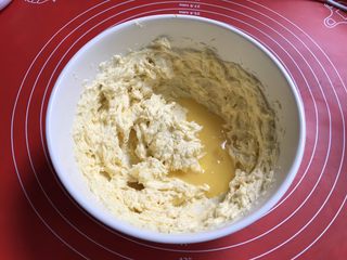 8、果酱饼干,加入第二个三分之一的全蛋液打匀。