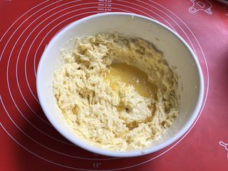 9、果酱饼干,加入最后一次的全蛋液打匀。