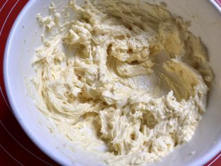 10、果酱饼干,打到羽毛状，很顺滑的状态才可以，烤箱预热150度。