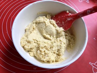 13、果酱饼干,用刮刀拌成无干粉状态。