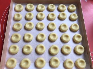 15、果酱饼干,每一个小球在正中间按一个小坑。