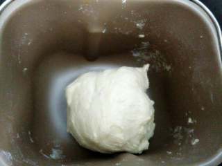 1、毛毛虫肉松面包,准备好所有材料。将出了黄油以外的所有材料放入面包机桶内。自定义和面十几分钟后放入黄油继续搅拌均匀成光滑面团。