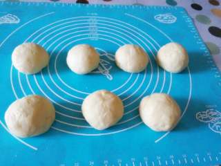 3、毛毛虫肉松面包,取出面团，排气够均匀分成六七份，滚圆后静止15分钟左右醒面。