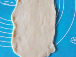 4、毛毛虫肉松面包,将小面团擀成长约20cm宽约10cm左右的长方形状。