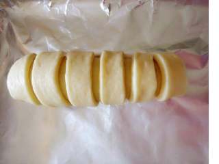 6、毛毛虫肉松面包,将面团由上到下卷起来，将最末端压紧在最底部。