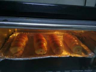 9、毛毛虫肉松面包,烤箱预热150度左右，将面包上下火放中层烘烤18分钟左右。