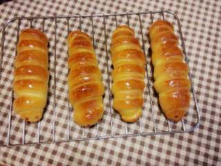 10、毛毛虫肉松面包,面包出炉喽，我还刷了层蜂蜜水，颜色瞬间又靓了。