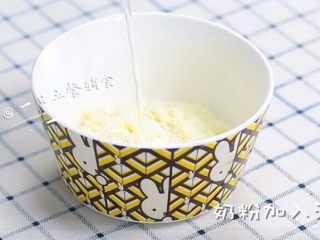 3、里脊肉时蔬焗土豆 宝宝辅食 土豆+胡萝卜,先来做一个宝宝版的健康白酱，温水加入奶粉混合成牛奶。没有宝宝奶粉的妈妈们，用130克纯牛奶 替换掉奶粉和水。