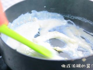 6、里脊肉时蔬焗土豆 宝宝辅食 土豆+胡萝卜,再加剩余的一半面粉和一半牛奶，再搅拌均匀。最后加入剩余的面粉炒几下再加牛奶，做成浓稠的酱汁。可能会有点小结块，没关系操作到后面就没有倒出备用