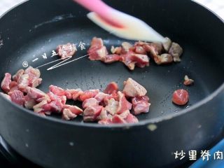 7、里脊肉时蔬焗土豆 宝宝辅食 土豆+胡萝卜,再将锅烧热，放少量油炒里脊肉。
