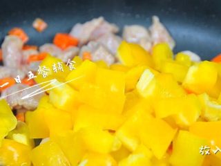 8、里脊肉时蔬焗土豆 宝宝辅食 土豆+胡萝卜,看见肉变色，放胡萝卜，炒1分钟加入黄椒。