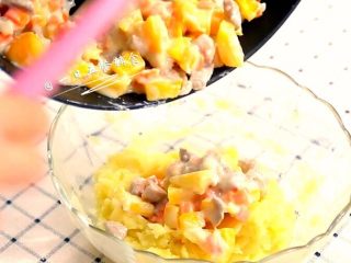 11、里脊肉时蔬焗土豆 宝宝辅食 土豆+胡萝卜,炒好的菜全部加入土豆泥中搅拌。如果要放调料，这里可以加一点盐，和胡椒粉。有调料成人吃口感会更好。