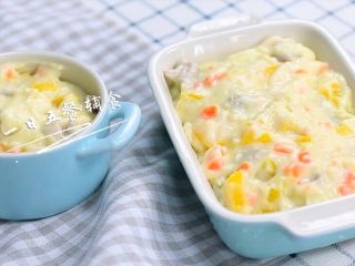 12、里脊肉时蔬焗土豆 宝宝辅食 土豆+胡萝卜,放入烤盘，表面铺平。200度烤20分钟。