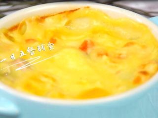 13、里脊肉时蔬焗土豆 宝宝辅食 土豆+胡萝卜, 看，出来了，表面像一层芝士融化了。