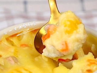 14、里脊肉时蔬焗土豆 宝宝辅食 土豆+胡萝卜,一勺下去，一点都不干，土豆泥很湿润，不用担心宝宝会噎着，宝宝可以直接吃。如果之前调味都没放，这里加点番茄酱或者其他果酱妈妈会超级喜欢哦。