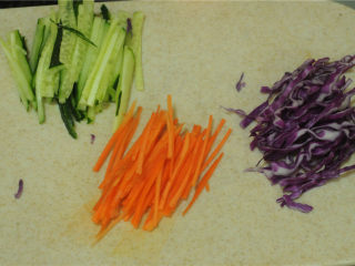 2、韩式砂锅拌饭,黄瓜切丝，胡萝卜切丝，紫包菜切丝