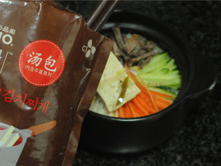 8、韩式砂锅拌饭,将汤包里的豆腐夹出来