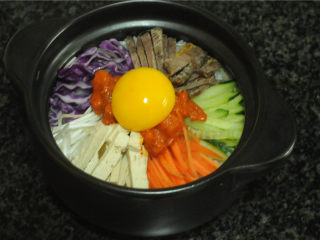 11、韩式砂锅拌饭,鸡蛋磕出来，将蛋黄摆在泡菜中间