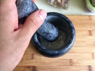 6、煲一锅好卤➕香卤牛肉,土冰糖是一大块，整一块不方便炒糖色，我先用石臼捣碎了