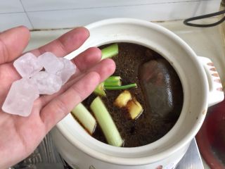 44、煲一锅好卤➕香卤牛肉,加入适量冰糖