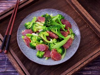 11、西兰花炒腊肠,成品图