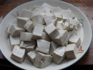 3、肉沫烧豆腐,捞出备用。
