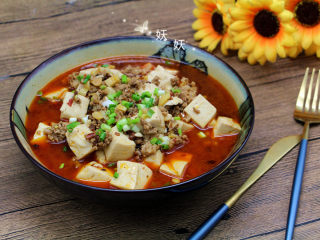 11、肉沫烧豆腐,出锅前撒上盐，味精拌匀，装盘撒上小葱即可。