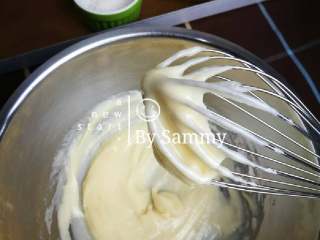 3、织女也疯狂 — 【爱心蛋糕卷】,倒入低粉,用蛋抽搅拌均匀,似浆糊状态。