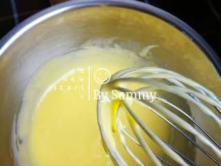 4、织女也疯狂 — 【爱心蛋糕卷】,加入蛋黄后搅拌均匀,充分乳化,再加入红色素搅匀,蛋黄糊就做好了,下面做蛋白糊。