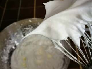 5、织女也疯狂 — 【爱心蛋糕卷】,蛋白(冷藏)+½白砂糖打到硬性发泡,如图示,蛋白能形成直立尖角。