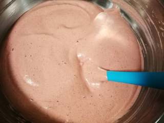 6、织女也疯狂 — 【爱心蛋糕卷】,蛋白糊分三次加入蛋黄糊,每次都要充分的翻拌均匀。