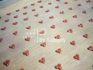 9、织女也疯狂 — 【爱心蛋糕卷】,像写英文字母Y一样,在垫油纸的烤盘上画满爱心,布局或爱心大小依个人喜好。