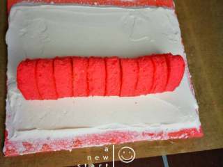 14、织女也疯狂 — 【爱心蛋糕卷】,将打发好的淡奶油均匀的抹在蛋糕上,注意上下收口部分各留1cm,以防奶油溢出。放上爱心海绵蛋糕。