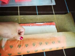 15、织女也疯狂 — 【爱心蛋糕卷】,卷蛋糕,双手提起油纸向前,带动蛋糕卷向前卷起。