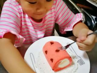 17、织女也疯狂 — 【爱心蛋糕卷】,用多余的戚风皮给老大做了水果奶油蛋糕卷,被秒杀。。。