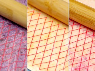 1、酸奶果粒冰淇淋杯,蓝莓酸奶块5块、草莓酸奶块5块，黄桃酸奶块5块，分别放入保鲜袋中，擀碎