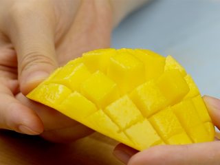 2、酸奶果粒冰淇淋杯,芒果1个，切丁，草莓5个，切丁，装碗备用