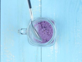 3、酸奶果粒冰淇淋杯,杯中铺入蓝莓酸奶粉