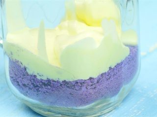 4、酸奶果粒冰淇淋杯,放入香草冰淇淋，铺入草莓酸奶粉