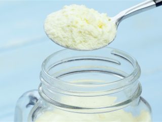 5、酸奶果粒冰淇淋杯,再放入香草冰淇淋，铺入黄桃酸奶粉