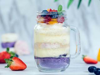 6、酸奶果粒冰淇淋杯,将芒果丁、草莓丁、蓝莓，放入杯中，即可享用