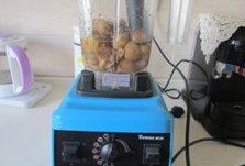 12、层层酥脆的极致诱惑---栗香梅花酥 ,再将煮熟的板栗连同糖水一起倒入料理机中搅打成泥